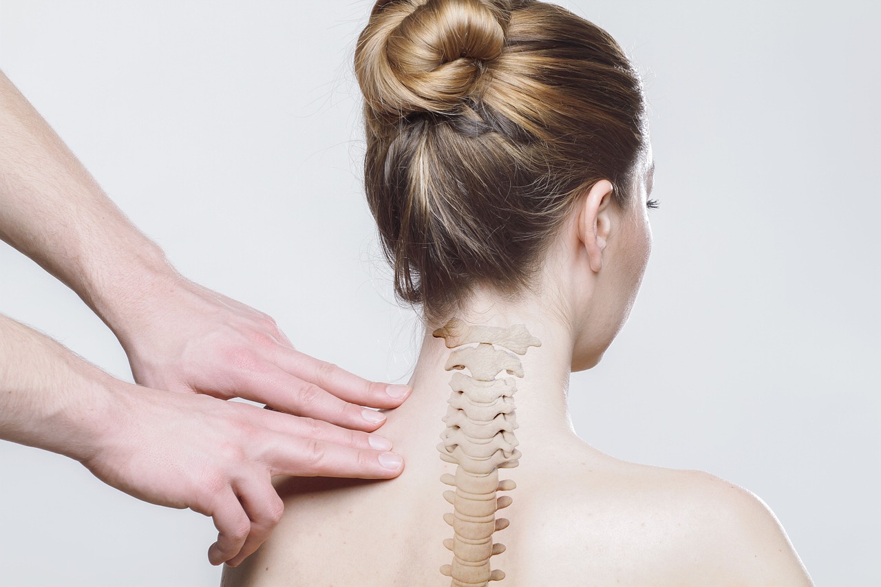 medical spine and neck image illustrating neck pain